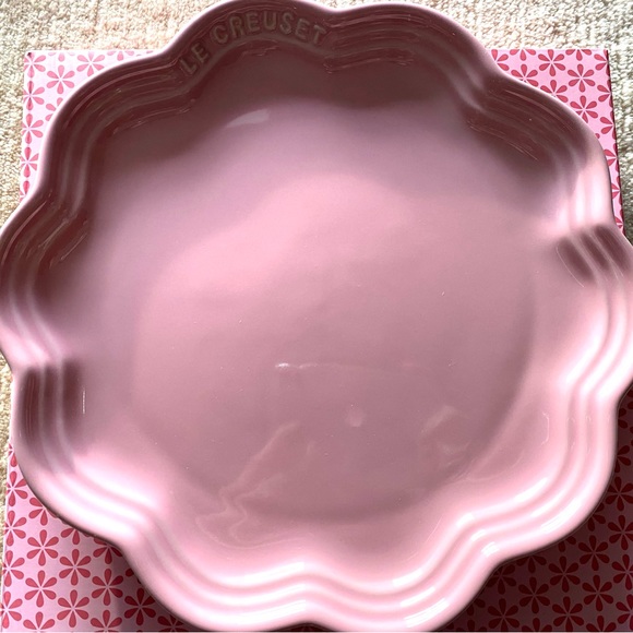 Le Creuset Dining New Le Creuset Frill Flower Plate Poshmark